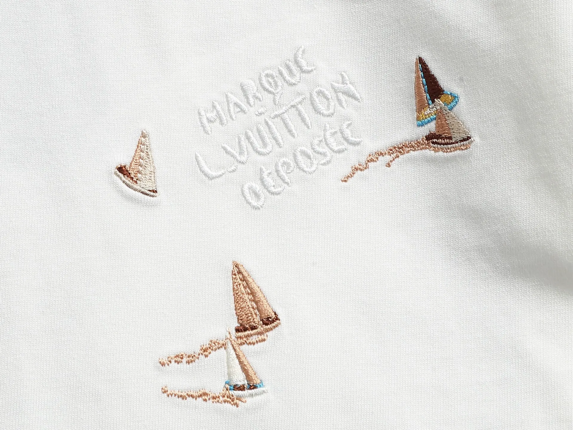 🅿️220 Louis Vuitton/Louis Vuitton High-end craftsmanship 10000 needle embroidery The large sailing ship logo is exquisitely upgraded, inspired by the retro embroidery of the 1980s. The original fabric is the same as the official short-sleeved T-shirt. The fabric is dyed in the same vat. It feels very comfortable. The latest brick cabinet synchronization for spring and summer. Fashionable and personalized. Super versatile and good-looking. It is very suitable for both men and women. A must-have for everyone. Hang tag. Collar label. Washed wheat. Complete with three labels. Color: black, white, blue. Size: S M L XL |